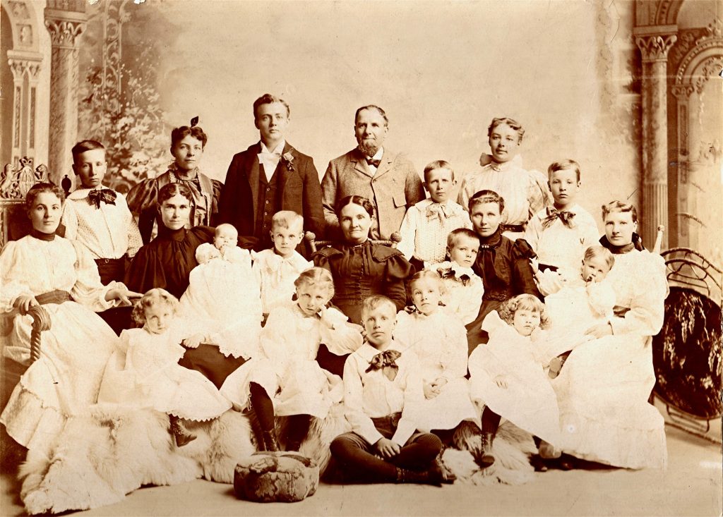 Isaac Sears with his three wives and his children 1897